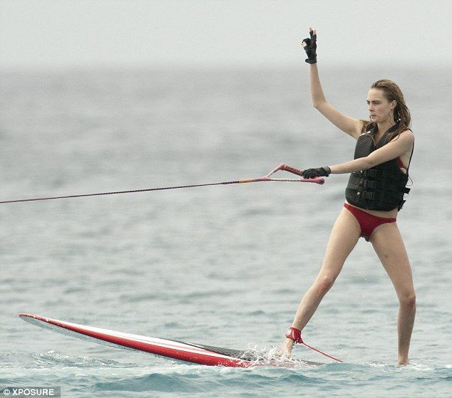 Το μαγιό της Cara Delevingne έβγαλε... φτερά: Δείτε την αποκαλυπτική φωτό!