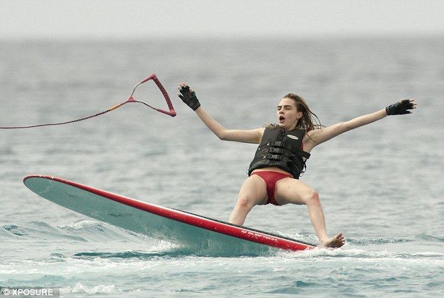Το μαγιό της Cara Delevingne έβγαλε... φτερά: Δείτε την αποκαλυπτική φωτό!