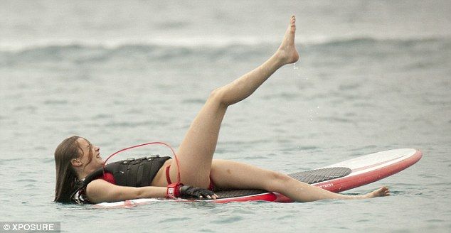 Το μαγιό της Cara Delevingne έβγαλε... φτερά: Δείτε την αποκαλυπτική φωτό!