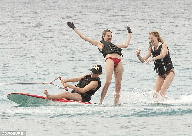 Το μαγιό της Cara Delevingne έβγαλε... φτερά: Δείτε την αποκαλυπτική φωτό!