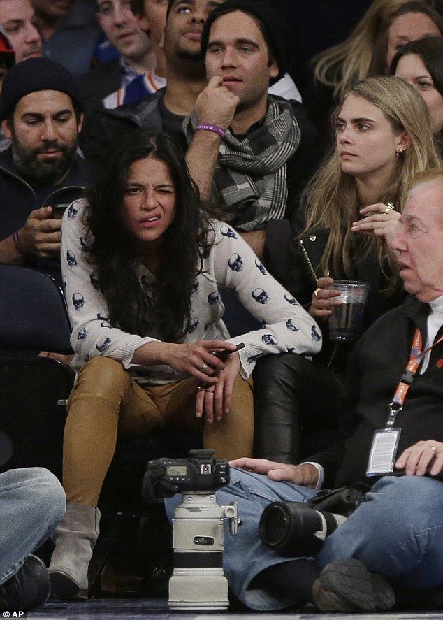 Μεθυσμένες; Κουρασμένες; Κάτι... άλλο; Ποιες 2 σταρ έγιναν θέαμα δημοσίως;