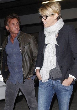 Iδού η... επιβεβαίβωση: Charlize και Sean είναι ζευγάρι και έχουμε τις αποδείξεις!