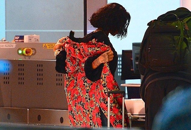 Που είναι η αστυνομία της μόδας; Η star μας απογοήτευσε με τόσα λουλούδια!