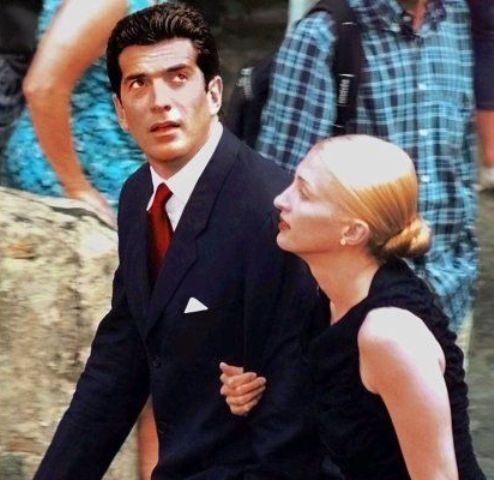 Carolyn Bessette-John F. Kennedy Jr:Ο παραμυθένιος,κρυφός γάμος του αδικοχαμένου ζευγαριού