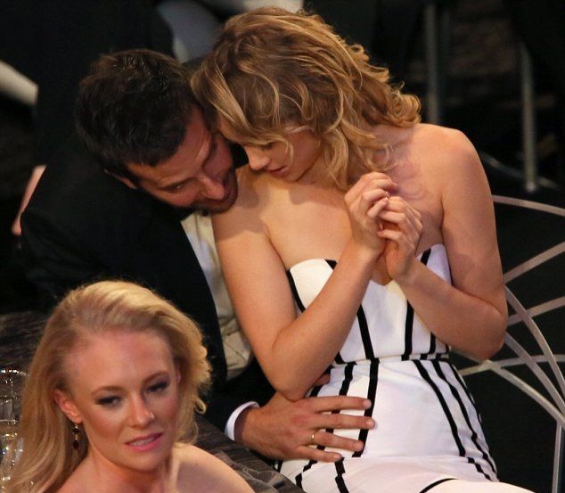 Δείτε το πρώτο φιλί του Bradley Cooper στην 16 χρόνια νεότερη σύντροφο του