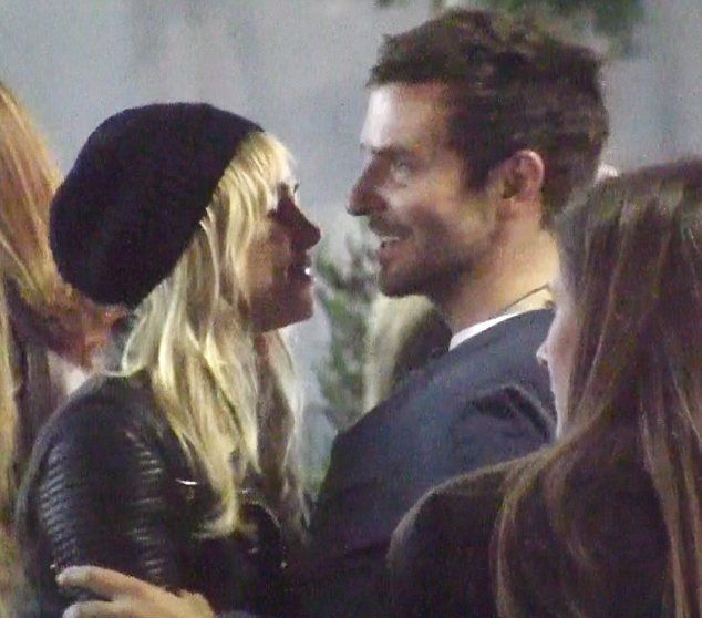 Δείτε το πρώτο φιλί του Bradley Cooper στην 16 χρόνια νεότερη σύντροφο του