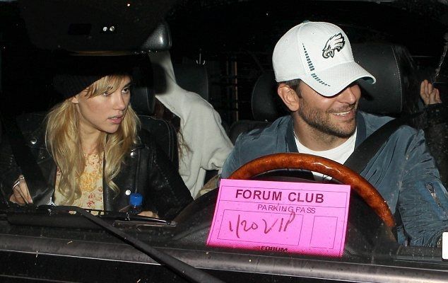 Δείτε το πρώτο φιλί του Bradley Cooper στην 16 χρόνια νεότερη σύντροφο του