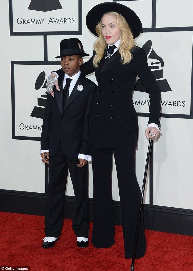 Δείτε τη Madonna…γερασμένη και με το ίδιο outfit με τον γιό της