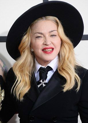 Δείτε τη Madonna…γερασμένη και με το ίδιο outfit με τον γιό της