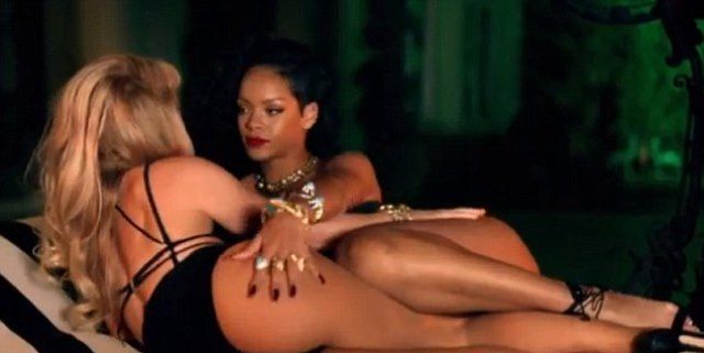 Όταν η Shakira αποπλάνησε την Rihanna (video)