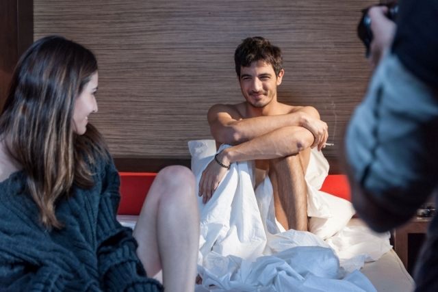 Ο Δήμος Αναστασιάδης γυμνός στο κρεβάτι