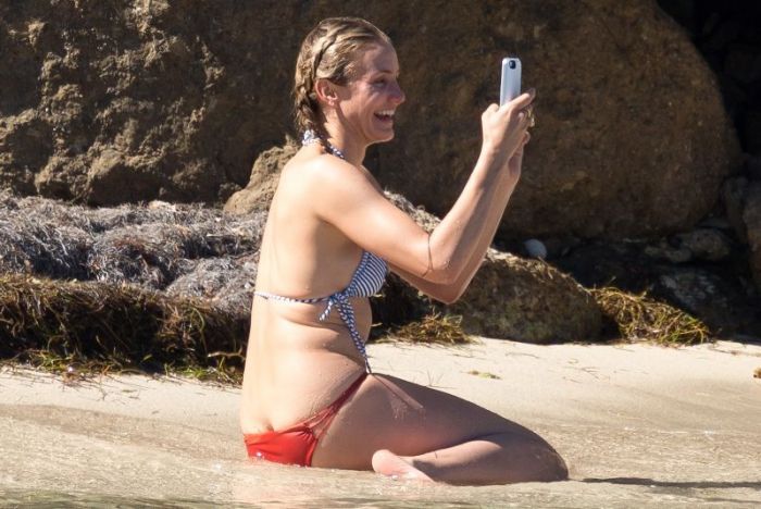Η Cameron Diaz κάνει μπάνιο γυμνόστηθη σε δημόσια παραλία!