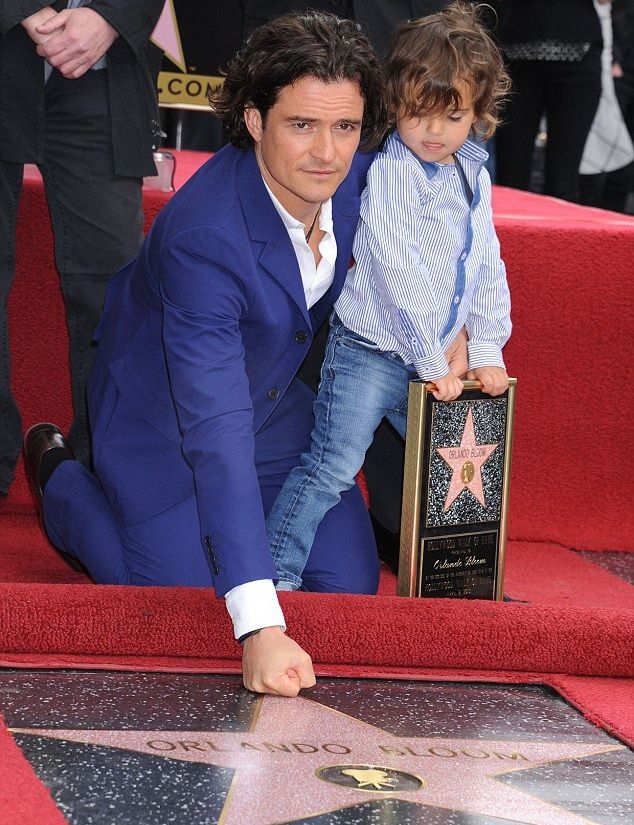 Ο Orlando Bloom με τον γιο του στα αποκαλυπτήρια του αστεριού του στο Walk of Fame