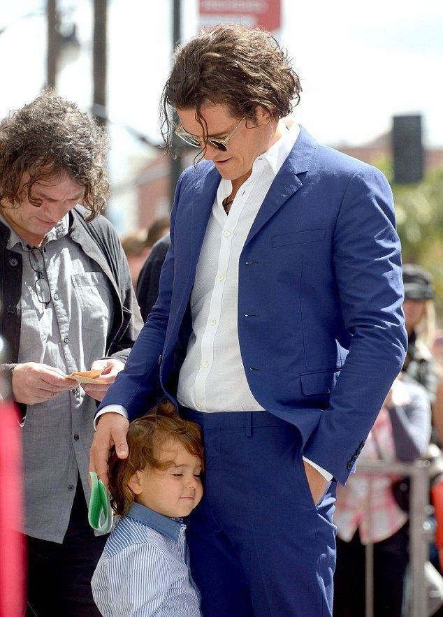 Ο Orlando Bloom με τον γιο του στα αποκαλυπτήρια του αστεριού του στο Walk of Fame