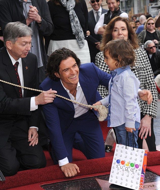 Ο Orlando Bloom με τον γιο του στα αποκαλυπτήρια του αστεριού του στο Walk of Fame