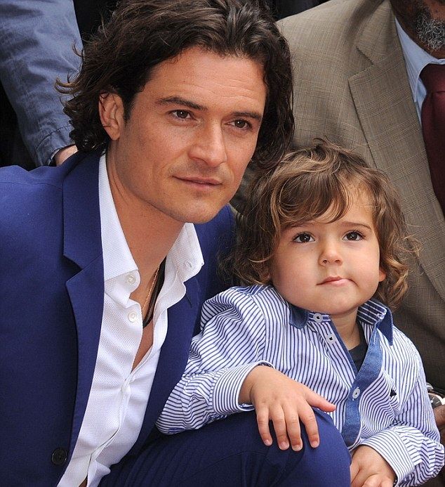 Ο Orlando Bloom με τον γιο του στα αποκαλυπτήρια του αστεριού του στο Walk of Fame