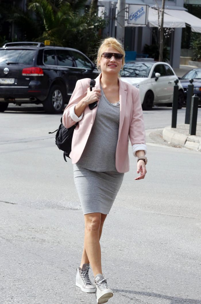 Φαίη Σκορδά: Ποτέ ξανά το μίνι δε φορέθηκε καλύτερα από εγκυμονούσα!