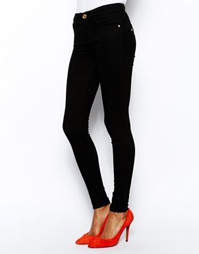 Δούκισσα Νομικού: Αντιγράψτε το casual chic outfit της με 5 stylish, οικονομικά κομμάτια!