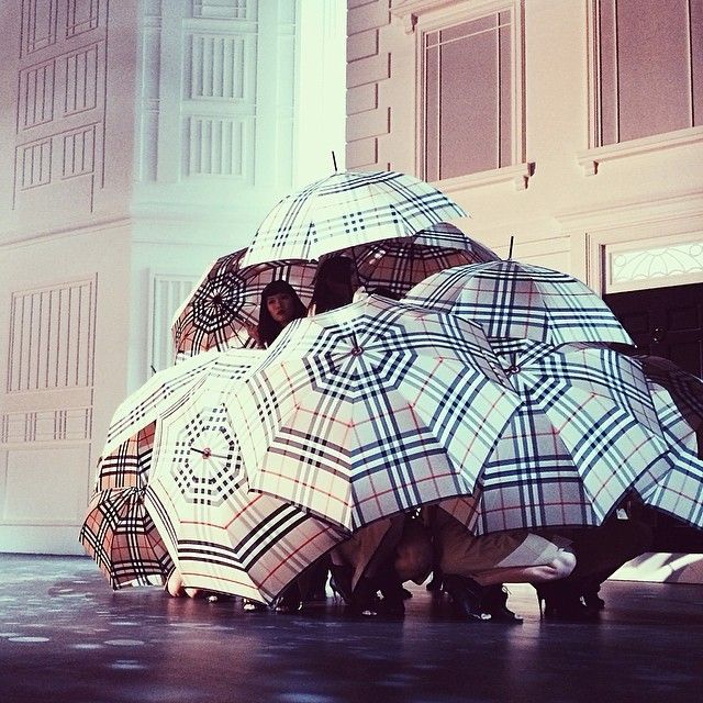 Cara Delevingne: η Mary Poppins του οίκου Burberry