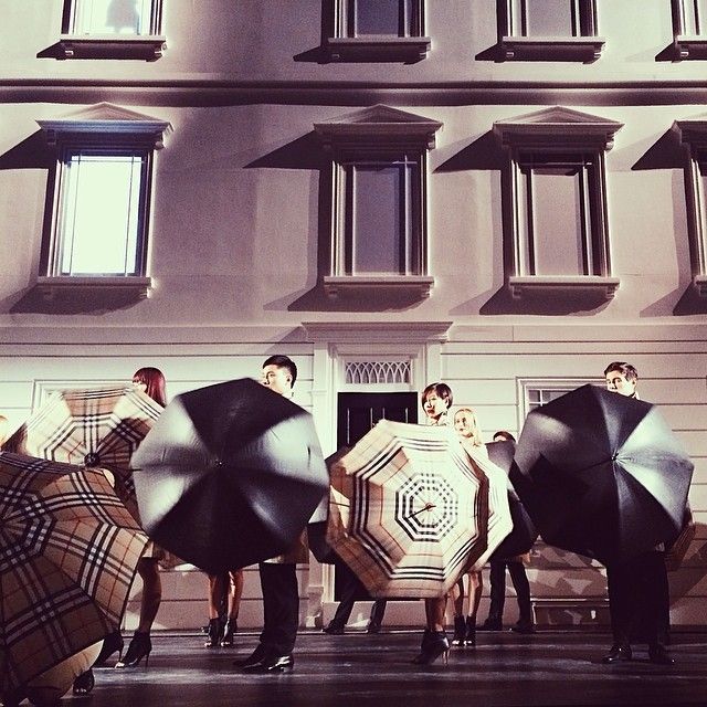Cara Delevingne: η Mary Poppins του οίκου Burberry