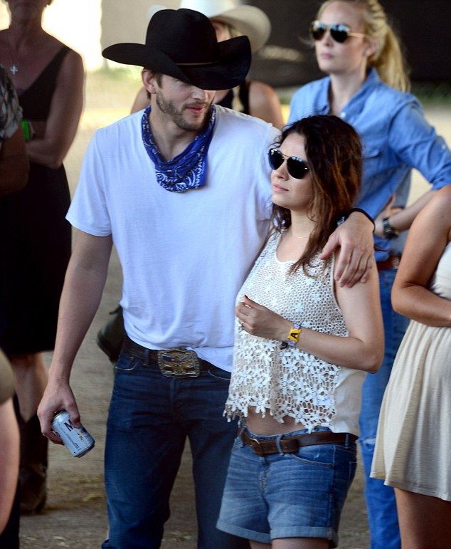 Πότε πρόλαβε και φούσκωσε τόσο η κοιλιά της Mila Kunis; (φωτογραφίες)