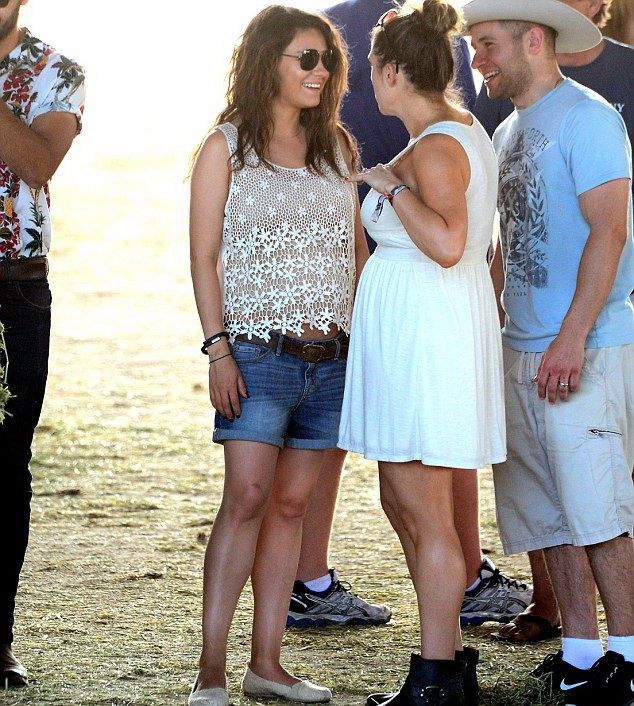 Πότε πρόλαβε και φούσκωσε τόσο η κοιλιά της Mila Kunis; (φωτογραφίες)