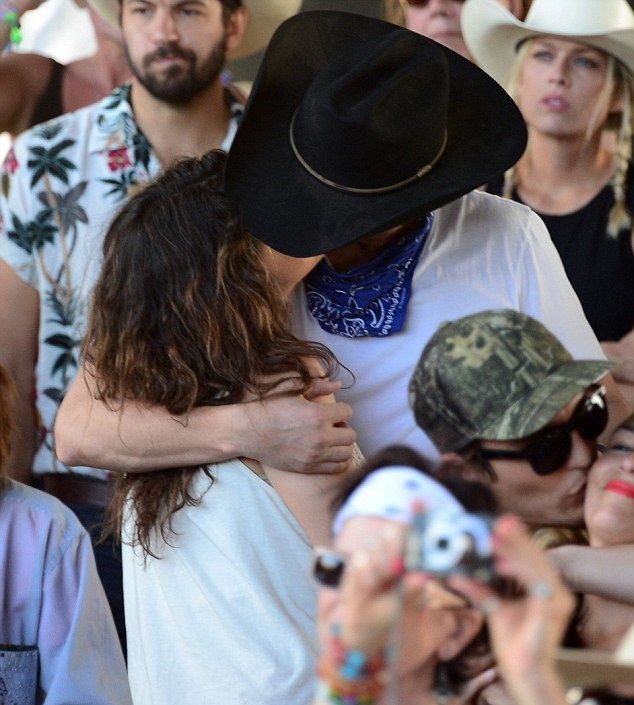 Πότε πρόλαβε και φούσκωσε τόσο η κοιλιά της Mila Kunis; (φωτογραφίες)