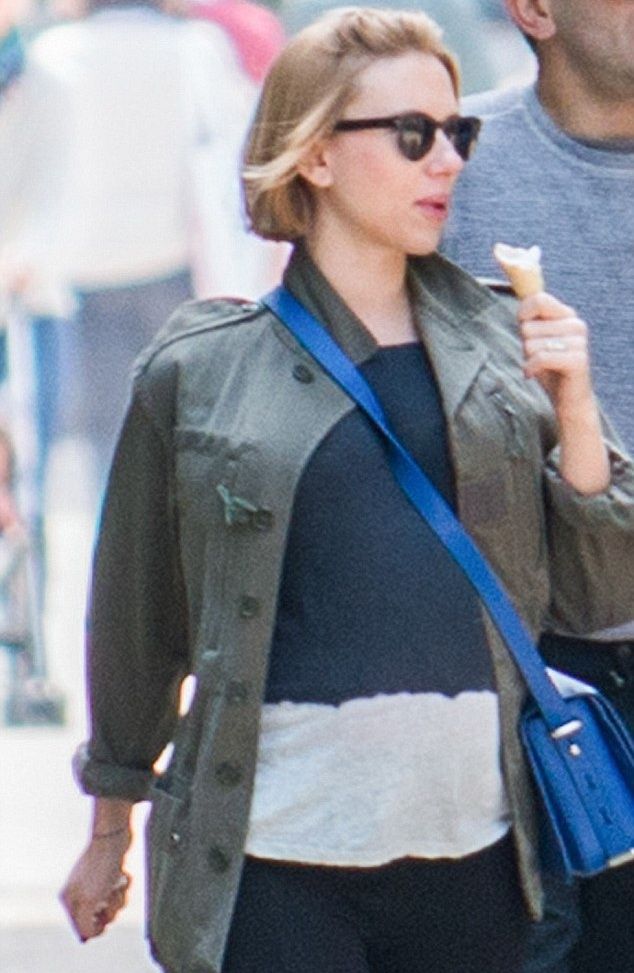 Ξεπρόβαλε και η κοιλίτσα της Scarlett Johannson. Δείτε το νέο look στα μαλλιά της