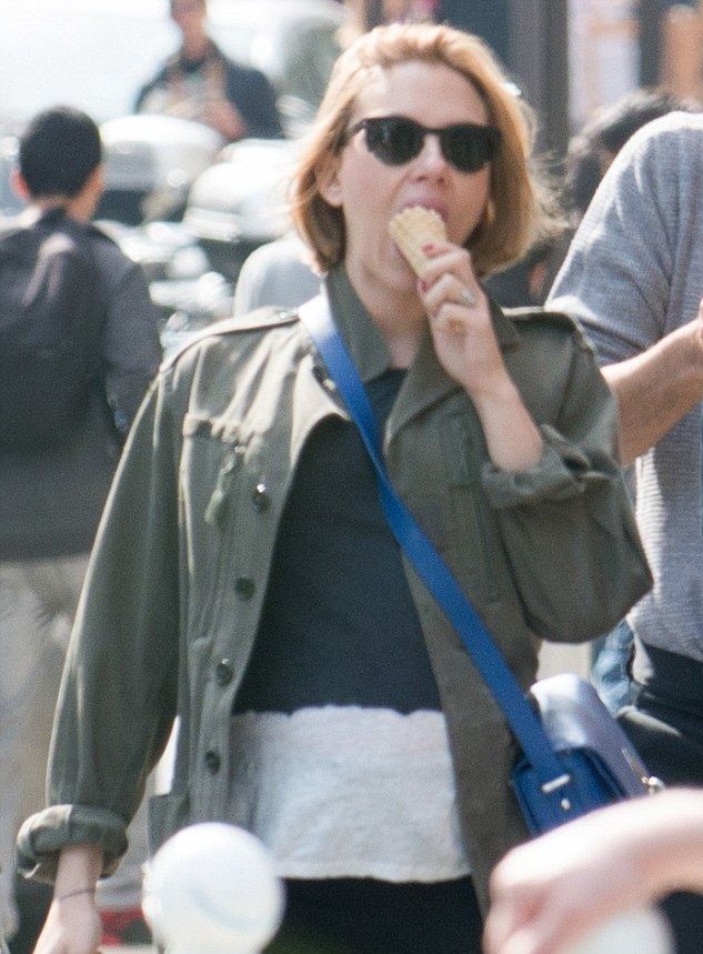 Ξεπρόβαλε και η κοιλίτσα της Scarlett Johannson. Δείτε το νέο look στα μαλλιά της