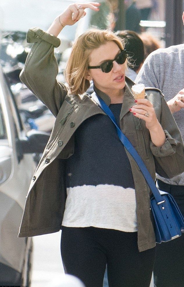 Ξεπρόβαλε και η κοιλίτσα της Scarlett Johannson. Δείτε το νέο look στα μαλλιά της