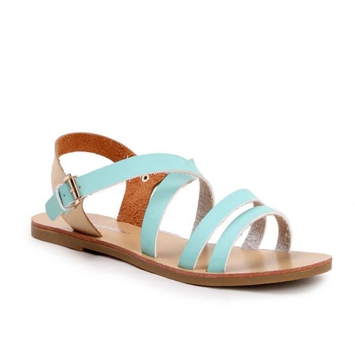 Stylish summer: 10 άνετα και οικονομικά σανδάλια για να «βγάλετε» τη σεζόν!