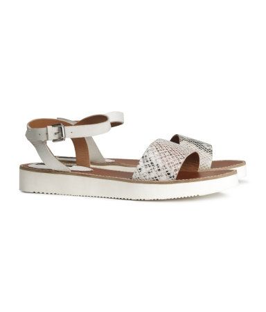 Stylish summer: 10 άνετα και οικονομικά σανδάλια για να «βγάλετε» τη σεζόν!