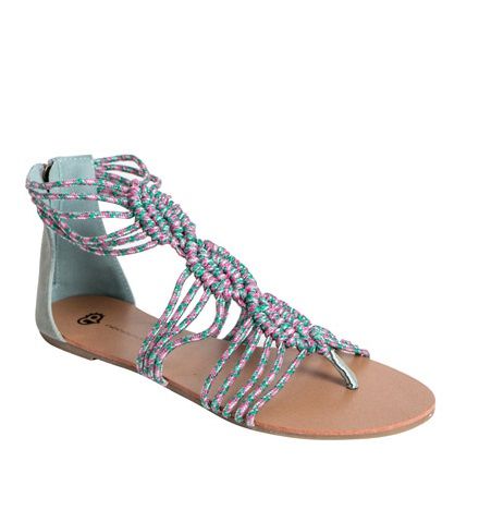 Stylish summer: 10 άνετα και οικονομικά σανδάλια για να «βγάλετε» τη σεζόν!