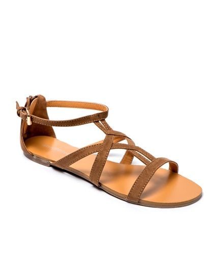 Stylish summer: 10 άνετα και οικονομικά σανδάλια για να «βγάλετε» τη σεζόν!