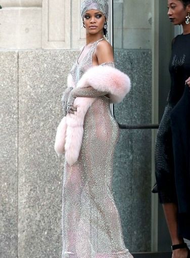 Rihanna: «Γυμνή» στο χαλί των βραβείων Fashion Designer of America (φωτογραφίες)