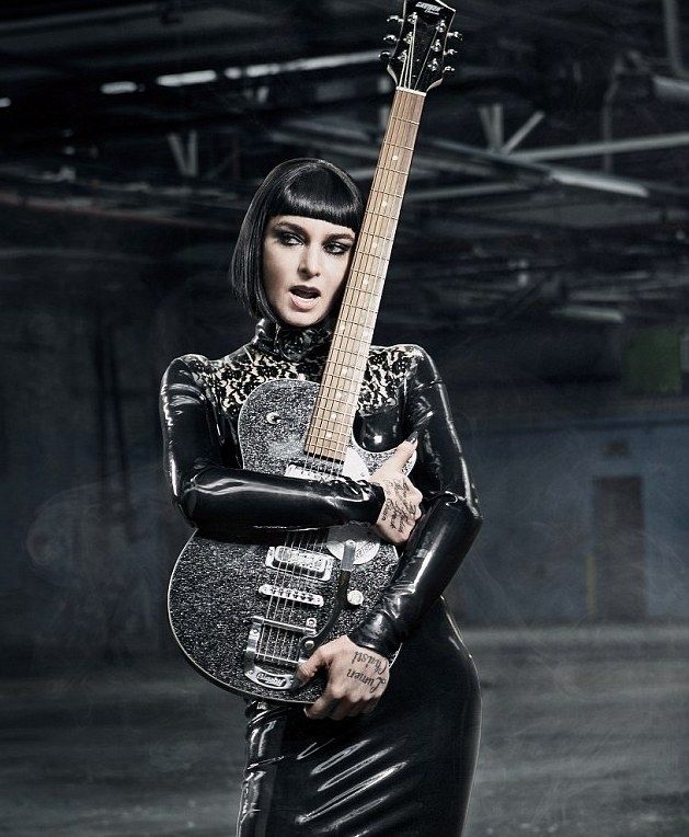 Kαι όμως έγινε και αυτό! Δείτε την Sinead O Connor σέξι με καρέ μαλλί και βαρύ μακιγιάζ