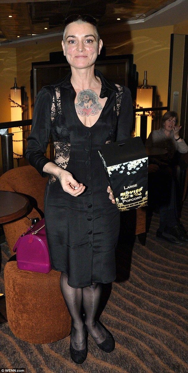 Kαι όμως έγινε και αυτό! Δείτε την Sinead O Connor σέξι με καρέ μαλλί και βαρύ μακιγιάζ