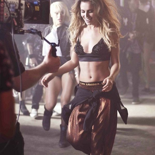 Κουκλίτσα μου όσο και να το παλέψεις Shakira δεν γίνεσαι!
