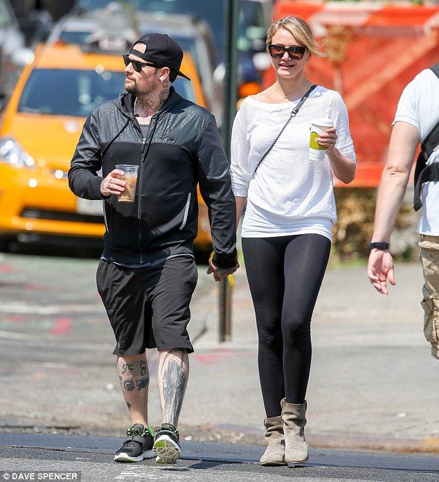 Επιβεβαίωσαν τη σχέση τους: H Cameron Diaz χεράκι-χεράκι με το νέο της σύντροφο (photos)