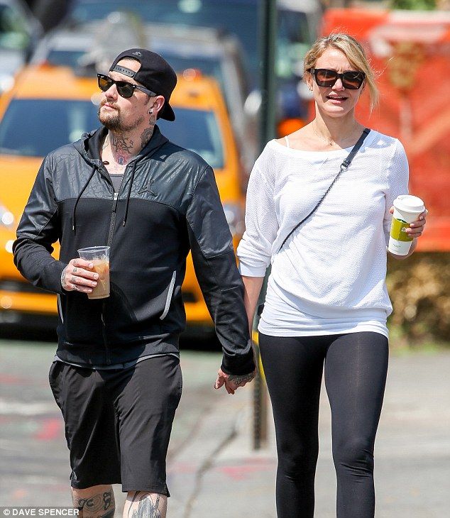 Επιβεβαίωσαν τη σχέση τους: H Cameron Diaz χεράκι-χεράκι με το νέο της σύντροφο (photos)