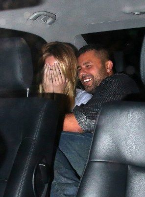 Αφού σε χαλάει γιατί το πίνεις; Ποια star, και κουκλάρα, έφυγε τρεκλίζοντας από club;