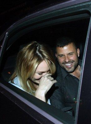 Αφού σε χαλάει γιατί το πίνεις; Ποια star, και κουκλάρα, έφυγε τρεκλίζοντας από club;