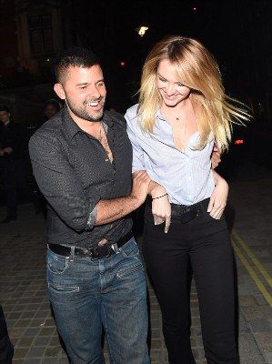 Αφού σε χαλάει γιατί το πίνεις; Ποια star, και κουκλάρα, έφυγε τρεκλίζοντας από club;