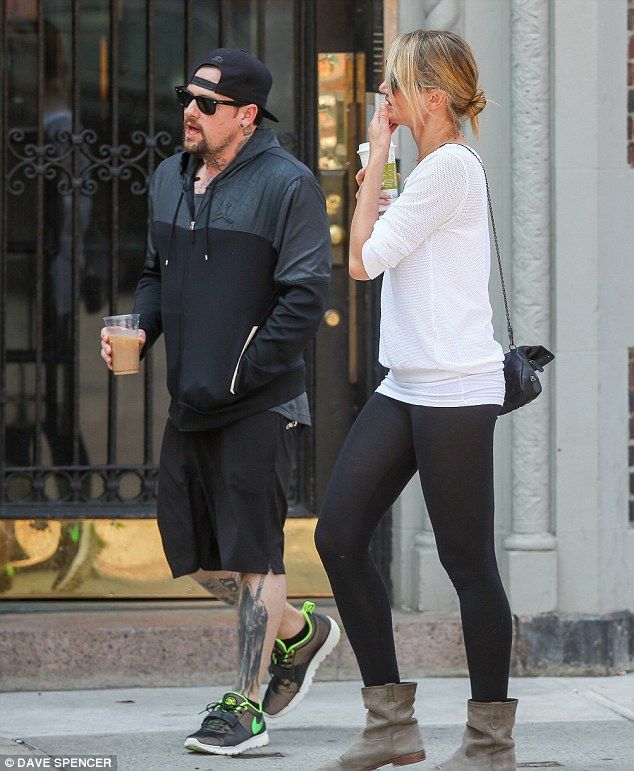 Επιβεβαίωσαν τη σχέση τους: H Cameron Diaz χεράκι-χεράκι με το νέο της σύντροφο (photos)