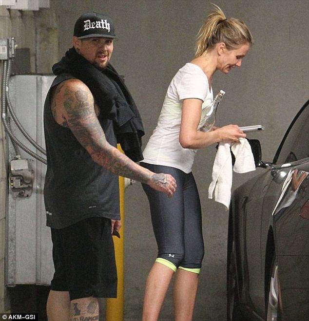 Επιβεβαίωσαν τη σχέση τους: H Cameron Diaz χεράκι-χεράκι με το νέο της σύντροφο (photos)