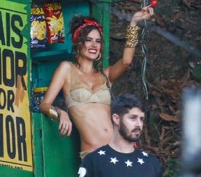 Δείτε την Alessandra Ambrosio να «εκδίδεται» σε φαβέλα του Ρίο