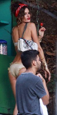 Δείτε την Alessandra Ambrosio να «εκδίδεται» σε φαβέλα του Ρίο