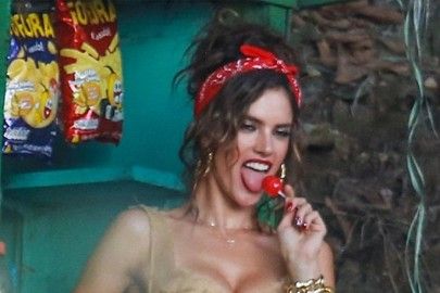 Δείτε την Alessandra Ambrosio να «εκδίδεται» σε φαβέλα του Ρίο