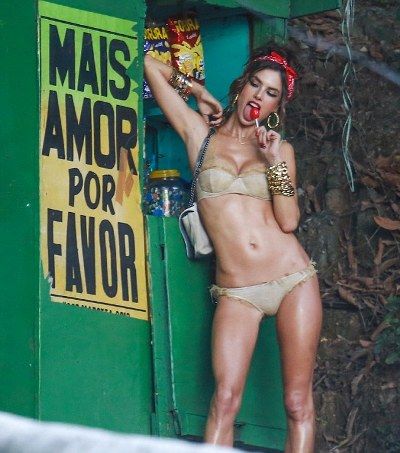 Δείτε την Alessandra Ambrosio να «εκδίδεται» σε φαβέλα του Ρίο