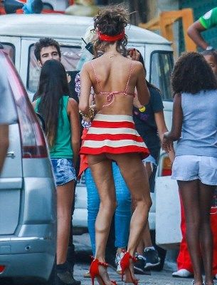 Δείτε την Alessandra Ambrosio να «εκδίδεται» σε φαβέλα του Ρίο